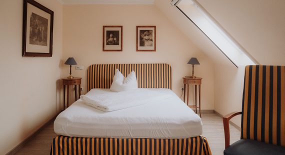 2025_PensionAmMuseum_Doppelbett-Zimmer-2-r3ujzseiur85c6zjbohz3llvy781rtpxgecn8odwnw
