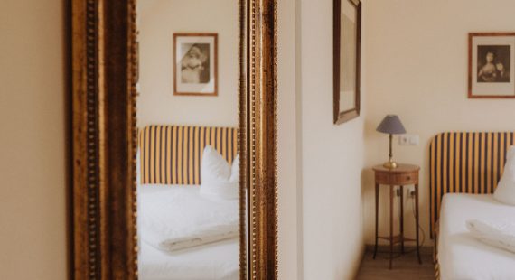 2025_PensionAmMuseum_Doppelbett-Zimmer-5-r3ujzseiur85c6zjbohz3llvy781rtpxgecn8odwnw