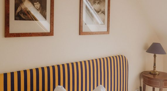 2025_PensionAmMuseum_Doppelbett-Zimmer-6-r3ujzqiuh35koz29mnopym2yrfhbcfigs51oa4gp0c